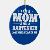 Ik ben een moeder en een barman... niets maakt me  keramisch ornament (Rechts)