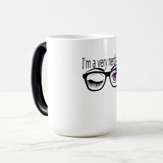 Ik ben een nerdy meisje met roze oogschaduw magische mok (Voorkant links)