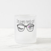 Ik ben een nerdy meisje met roze oogschaduw matglas koffiemok (Center)