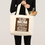Ik ben een oma van mama en een veteraan niets grote tote bag<br><div class="desc">Ik ben een oma van mama en een veteraan.. niets maakt me gek. Perfect gift voor je vader,  moeder,  papa,  mannen,  vrouwen,  vriend en familieleden op de dag van de Thanksgiving,  kerstdag,  Moederdag,  vaderdag,  4 juli,  1776 Onafhankelijke dag,  Veteranendag,  Halloween Dag,  Patrick's Day</div>