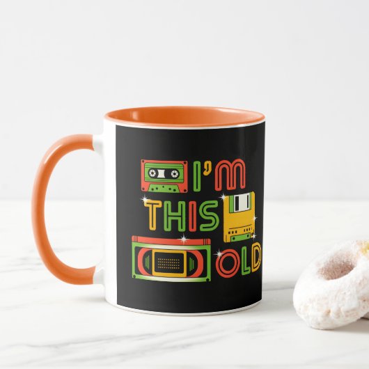 Ik ben een oude reto-tech mok (Met donut)