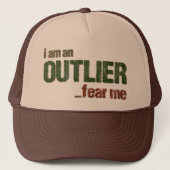 Ik ben een OUTLIER.angst voor mij. (CAMO-VERSIE) Trucker Pet (Voorkant)