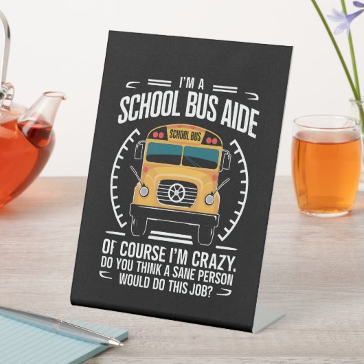Ik ben een schoolbusassistent, grappig terug naar reclamebord met voetstuk (Insitu)