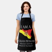 Ik ben een Siciliaanse vrouw T-Shirt Schort (Gedragen)