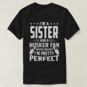 Ik ben een SISTER en Husker Fan, wat betekent dat  T-shirt (Design voorkant)