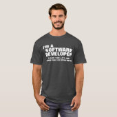 Ik ben een softwareontwikkelaar om tijd te bespare t-shirt (Voorkant volledig)
