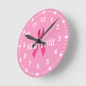 Ik ben een Survivor Pink Ribbon met White Numals Ronde Klok (Hoek)