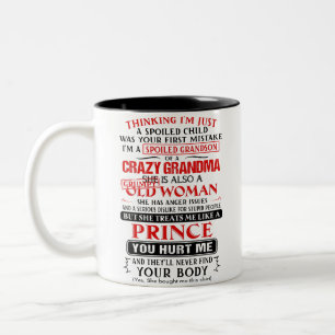 Ik ben een verwende kleinzoon van een gekke oma tweekleurige koffiemok