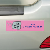 Ik ben een Vrouw Bestuurder en Veteraan Roze. Bumpersticker (Op auto)