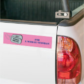 Ik ben een Vrouw Bestuurder en Veteraan Roze. Bumpersticker (Op Truck)