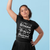 Ik ben een vrouw die ik moedig en krachtig ben t-shirt