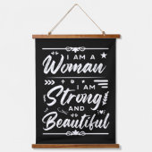 Ik ben een vrouw die ik sterk en mooi ben hangend wandkleed (Voorkant)