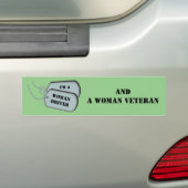 Ik ben een Vrouw Driver en Vrouw Veteraan Groen Bumpersticker (Op auto)