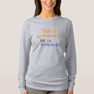 Ik ben een vrouw in … Minimaal citaat T-shirt