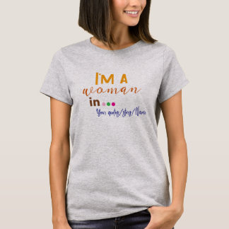 Ik ben een vrouw in … Minimaal citaat T-shirt