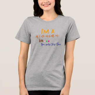 Ik ben een vrouw in … Minimaal citaat Tri-Blend Shirt