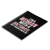 Ik ben een vrouw met een doctoraat grappig PhD Afs Notitieboek (Linkerzijde)