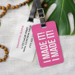 Ik ben er! Ik ben er! Persoonlijk roze & wit Bagagelabel<br><div class="desc">Hé,  dat je tas in één stuk op zijn bestemming aankomt is zeker een reden om te vieren! Felgekleurde roze en witte tag met "Ik ben er! Ik ben er!" in vet wit bloklettertype. Personaliseer met je naam en contactgegevens op de achterkant.</div>