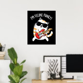 Ik ben Feline Funky Funny Cat Pun Dark BG Poster (Thuiskantoor)