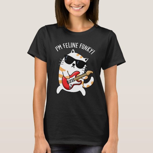 Ik ben Feline Funky Funny Cat Pun Dark BG T-shirt (Voorkant)