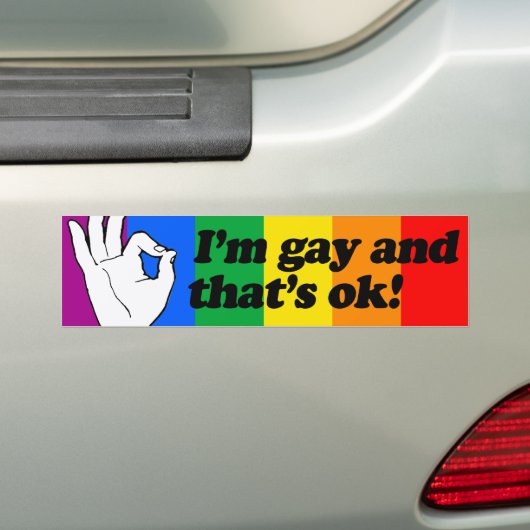 IK BEN GAY EN DAT IS OK —.png Bumpersticker (Op auto)