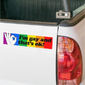 IK BEN GAY EN DAT IS OK —.png Bumpersticker (Op Truck)