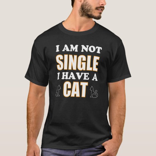 Ik ben geen alleenstaande ik heb een kat. t-shirt (Voorkant)