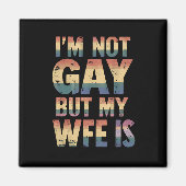 Ik ben geen homo maar mijn vrouw is LGBT Rainbow W Magneet (Voorkant)