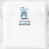 Ik ben geen kort sarcasme grappig ronde sticker (Tas)