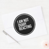 IK BEN GEEN OVARY REACTION - - white - Ronde Sticker (Envelop)