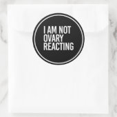 IK BEN GEEN OVARY REACTION - - white - Ronde Sticker (Tas)