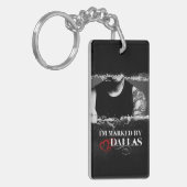 Ik ben gemarkeerde Sleutelhanger: Dallas Sleutelhanger (Voorkant Links)
