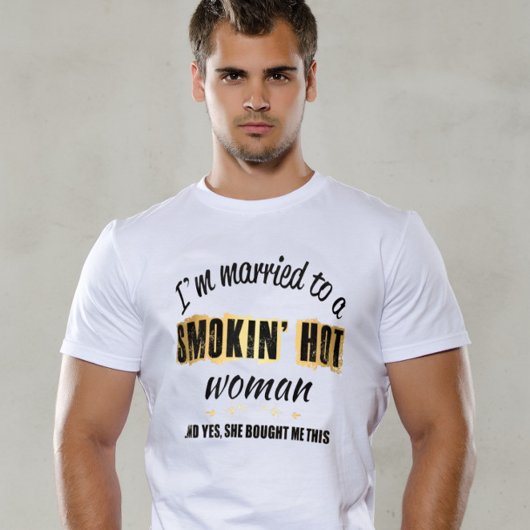 Ik ben getrouwd met een Smokin' hotoman. T-shirt