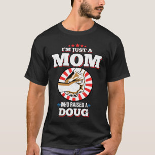 Ik ben gewoon een moeder die een DOUG naam heeft o T-shirt