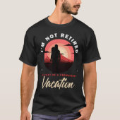 Ik ben gewoon op een permanente vakantie, grappig  t-shirt (Voorkant)