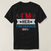 Ik ben haar Firecracker Cute 4 juli Matching Coup T-shirt (Design voorkant)