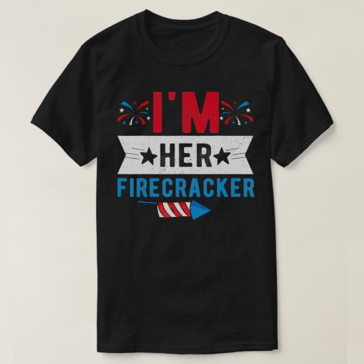 Ik ben haar Firecracker Cute 4 juli Matching Coup T-shirt (Design voorkant)