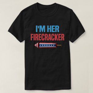 Ik ben haar Firecracker Matching Couples op 4 juli T-shirt
