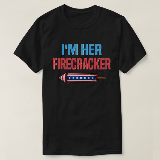 Ik ben haar Firecracker Matching Couples op 4 juli T-shirt (Design voorkant)