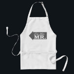Ik ben haar Mr. (Grijze Pijl) Standaard Schort<br><div class="desc">Dit leuke, grappige en romantische shirt is het perfecte cadeau voor elke nieuwe man en vrouw om op hun huwelijksreis te draag. Laat iedereen weten dat jij zijn mevrouw bent en hij is jouw Mr Perfect vrijgezellenfeest cadeau voor een romantisch stel. Een must have voor elke nieuwe bruid en bruidegom...</div>