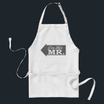 Ik ben haar Mr. (Grijze Pijl) Standaard Schort<br><div class="desc">Dit leuke, grappige en romantische shirt is het perfecte cadeau voor elke nieuwe man en vrouw om op hun huwelijksreis te draag. Laat iedereen weten dat jij zijn mevrouw bent en hij is jouw Mr Perfect vrijgezellenfeest cadeau voor een romantisch stel. Een must have voor elke nieuwe bruid en bruidegom...</div>