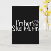 Ik ben haar Stud Muffin Funny Couples Valentijnsda Kaart (Gele Bloem)