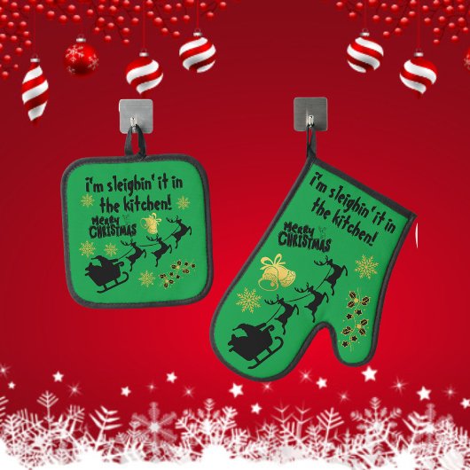 Ik ben hem aan het naaien in de keuken! kerstgroen ovenwant & pannenlap set