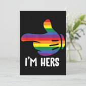 Ik ben Hers Rainbow Lesbian Couple Funny LGBT Prid Kaart (Staand voorkant)