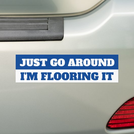 IK BEN HET BUMPERSTICKER AAN HET VLOEREN. (Op auto)
