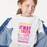 Ik ben het Way kinder T-shirt in heldere kleuren<br><div class="desc">Christelijk T-shirt met het bijbelse vers van John 14:6 Jezus zei hem: "Ik ben de weg, de waarheid en het leven. Niemand kan naar de Vader komen, behalve door mij." De verzen zijn in oranje rode en roze kleuren en in gemengde kalligrafie en minimalistische typografie. Dit trendy, moderne geloof ontwerp...</div>