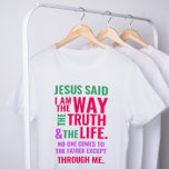 Ik ben het Way T-shirt in heldere kleuren<br><div class="desc">Christelijk T-shirt met het bijbelse vers van John 14:6 Jezus zei hem: "Ik ben de weg, de waarheid en het leven. Niemand kan naar de Vader komen, behalve door mij." De verzen zijn in oranje rode en roze kleuren en in gemengde kalligrafie en minimalistische typografie. Dit trendy, moderne geloof ontwerp...</div>