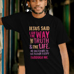 Ik ben het Way T-shirt in heldere kleuren<br><div class="desc">Christelijk T-shirt met het bijbelse vers van John 14:6 Jezus zei hem: "Ik ben de weg, de waarheid en het leven. Niemand kan naar de Vader komen, behalve door mij." De verzen zijn in oranje rode en roze kleuren en in gemengde kalligrafie en minimalistische typografie. Dit trendy, moderne geloof ontwerp...</div>