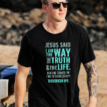 Ik ben het Way T-shirt in pastelkleuren<br><div class="desc">Christelijk T-shirt met het bijbelse vers van John 14:6 Jezus zei hem: "Ik ben de weg, de waarheid en het leven. Niemand kan naar de Vader komen, behalve door mij." De verzen zijn in blauwe pastelkleuren en in gemengde kalligrafie en minimalistische typografie. Dit trendy, moderne geloof ontwerp is het perfecte...</div>