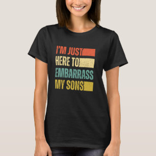 Ik ben hier alleen om mijn zonen te vernederen t-shirt